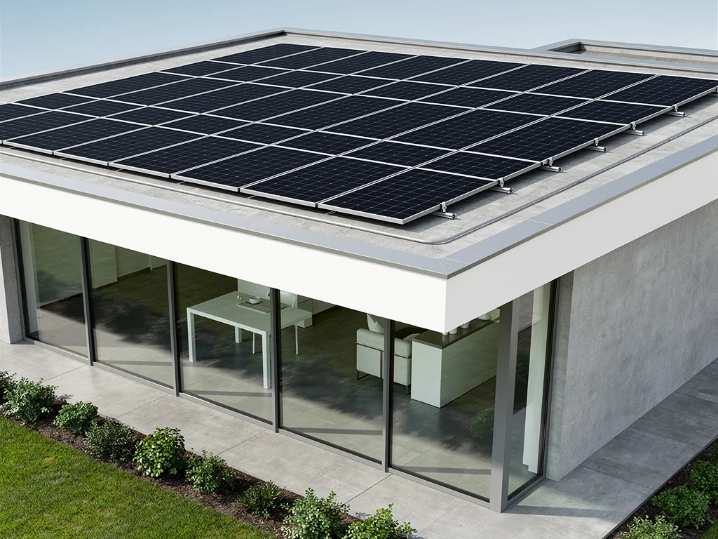 Modules solaires monocristallins posés sur le toit plat d'une maison contemporaine